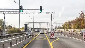 Ampel- und Schrankenanlage auf der Leverkusener Seite der A1 zur Gewährleistung, dass nur PKW bis maximal 3,5 t und 2,3 m Breite die Brücke befahren können.
