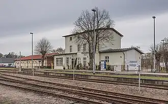 Empfangsgebäude und Bahnsteig des Bahnhofs Rheinsberg (Mark)