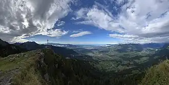 Gipfelkreuz der Gurtisspitze und Blick über das Walgau und das Rheintal in Richtung Bodensee