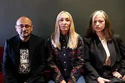 Regisseur, Protagonistin, Regisseurin auf einem Sofa