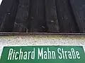 Straßenschild an der Richard-Mahn-Straße (Schreibweise entspricht nicht der vom Duden empfohlenen Schreibweise)