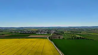 Südlicher Riesrand (Luftbild). Im Vordergrund der Ort Deiningen