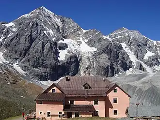 Schaubachhütte mit Königspitze (links) und Monte Zebrù (rechts)