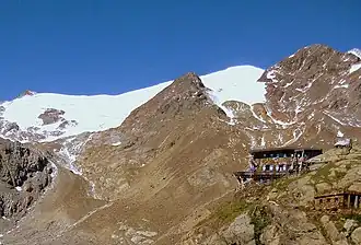 Das Rifugio Larcher mit dem Monte Cevedale (3769 m) im Hintergrund.