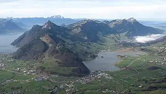 Das ganze Massiv der Rigi, von Osten gesehen, rechts Rigi Kulm, links Hoflue