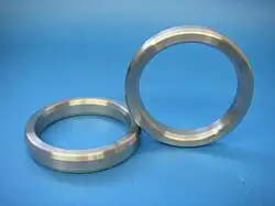 Bild zeigt zwei Ring-Joint-Dichtung diese haben eine oktagonalen Querschnitt und bestehen vollkommen aus Stahl