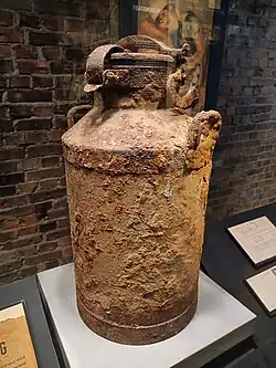 verrostete große Milchkanne im Museum