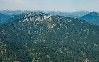 Der Ringkogel vorne, dahinter das Hochkar und die Gesäuseberge