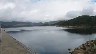 Stausee mit dem CFR-Damm am linken Bildrand