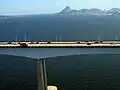 Die BR-101 auf der Ponto Rio-Niteroi, im Hintergrund der Zuckerhut Rio de Janeiro (Bundesstaat) Rio de Janeiro