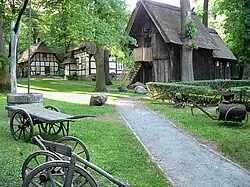 Freigelände, rechts Treppenspeicher von 1669