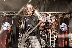 Bassist und Sänger Tim Broscheit