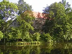 Schloss Ehrenhain mit Park und Teich