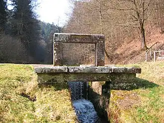 Wehr des Biedenbacher Woogs, beschriftet als Ritterstein
