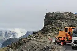Straßenbauarbeiten am Nibbevegen im August 2011, dahinter der Dalsnibba