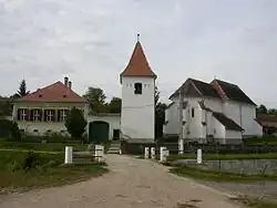 Kirchlicher Gebäudekomplex mit Zuwegung von vorn in Farbe.