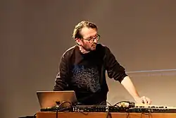 Robert Lippok während einer Performance, 2022