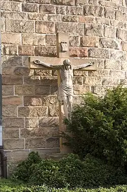 Steinernes Kreuz neben dem Haupteingang