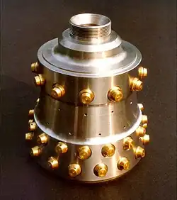 Einer von 18 Trieb­werkstöpfen mit Zerstäuberdüsen, entwickelt von Kon­rad Dannenberg