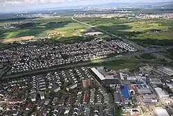 Luftbild, vorne Weiskirchen, im Hintergrund Frankfurt