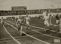 Zieleinlauf des dritten Vorlaufs: Roger Viel (Nr. 109) vor Tom Livingstone-Learmonth (Nr. 468) und Juka Matilainen (Nr. 795), links im Hintergrund: Alf Watson