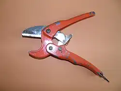 Kunststoff-Rohrschneide- schere geöffnet