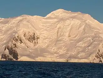 Blick von der Bransfieldstraße auf den Ropotamo-Gletscher (Hintergrund: Delchev Peak)