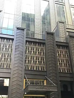 Chevron-Muster am Gebäudesockel