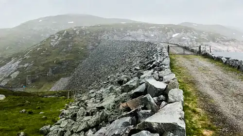 Blick nach Westen entlang der Dammkrone des Hauptdammes