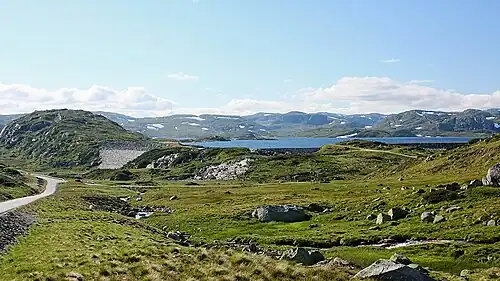 Nebendamm 2 (links) und 3 (rechts), in der Mitte die Staumauern der Hochwasserentlastung