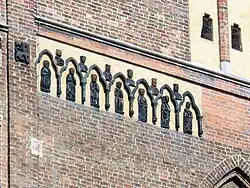 Ornament und individuelle Figuren aus glasiertem Ton, Rostocker Marienkirche