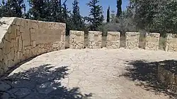 Halbrund mit Namensstelen für Mitglieder der Roten Kapelle und Erklärungstafeln