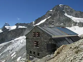 Die alte Rothornhütte vor der Wellenkuppe, links im Hintergrund das Matterhorn