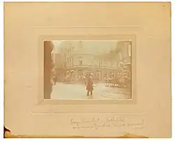 Die Fotografie zeigt Wilhelm Carl von Rothschild um 1900 vor seinem Bankhaus in der Fahrgasse