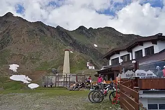Südseite der Hütte, Blick Richtung Nordwest mit Kapelle & Rotkogel (links).