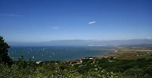 Das Round the Island Race 2008, gesehen vom Aussichtspunkt Blackgang (Isle of Wight), nordwestlich in Richtung der Needles