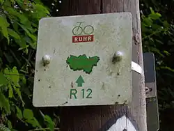 Älteres und … neueres Schild des Rundkurses