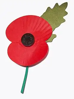 Künstliche Mohnblume aus Papier als Anstecknadel, die von der Royal British Legion verteilt wird