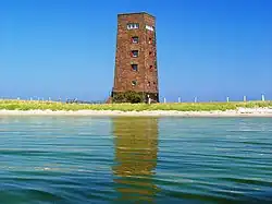 Blick auf den Turm von W – innen eine kleine Ausstellung