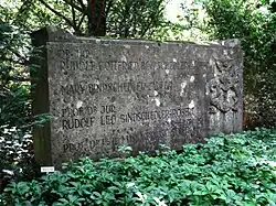 Rudolf Gottfried Bindschedler-Laufer (1883–1947) Jurist, Bankier, Kunstsammler und Philanthrop. Mary Bindschedler-Laufer (1886–1978). Rudolf Bindschedler-Robert (1915–1991) Jurist, Hochschullehrer, Botschafter, Oberst. Maria Bindschedler (1920–2006) Mediävistin, Dekanin. Grab, Friedhof Enzenbühl, Zürich