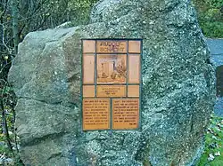 Gedenktafel Rudolfschacht am Fuß einer Bergehalde im Westfeld Ibbenbüren