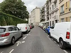 Die Straße entlang der Mauer des Cimetière de Montmartre