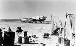 Eine israelische C-46 Commando auf dem Ruhama Airfield im August 1948 während des Palästinakrieges