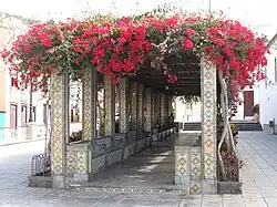 Tazacorte – Altstadt, Ruhebänke neben der Kirche