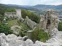 Blick vom Bergfried auf die Ruinenreste