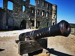 Britische 12-Pfünderkanone mit dem Emblem von Georg den III auf der Burgruine Königstein.