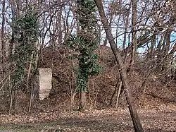 Rest einer Struktur rechterhands im Eingangsbereich