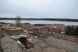 Fundamente der Ruine des Bischofspalasts