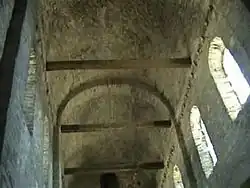 Rundtonne in der Vorhalle von Saint-Philibert in Tournus, frühes 11. Jh.