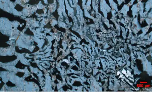 Dünnschliff des rosafarbenen Aplitganges von La Bardinie, Nontron, mit ungewöhnlichem Schriftgranitgefüge